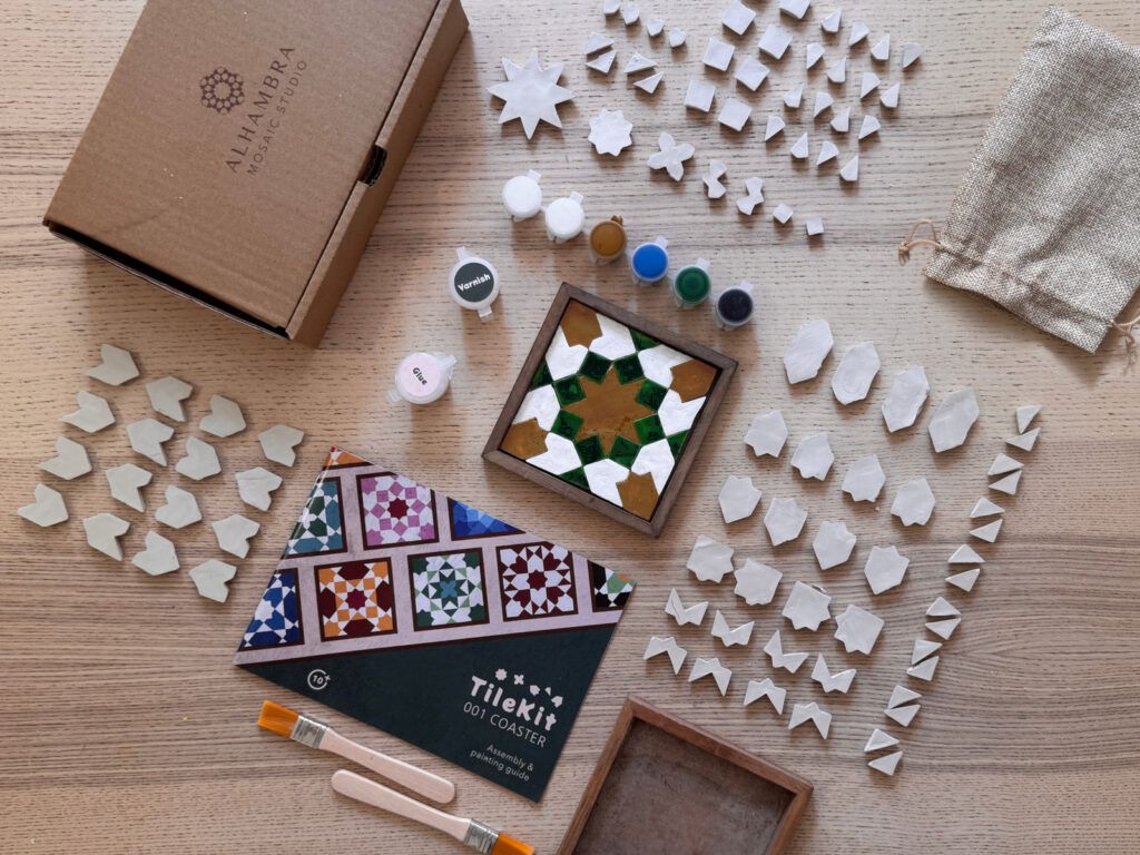 Contingut del kit amb un sotagot pintat amb la paleta Alhambra / Sevilla