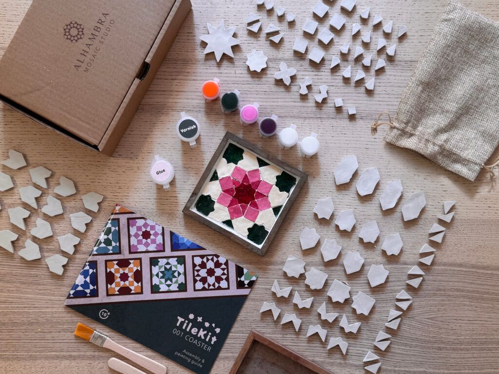 Contingut del kit amb un sotagot rosa amb la paleta Florals