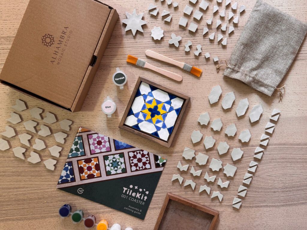 Inhoud van de kit met een blauw-gele onderzetter in het palet Fez / Marrakesh