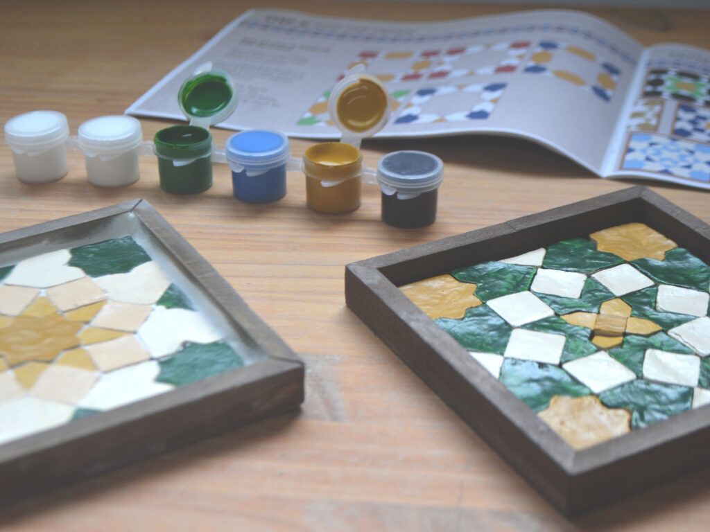 Sotagots acabats davant dels pots de pintura i la guia