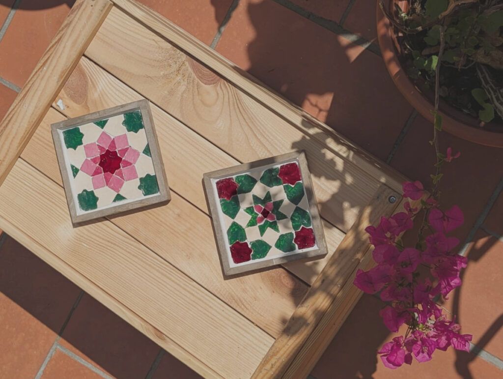 Dos sotagots Florals sobre una taula de fusta a l’aire lliure amb buguenvíl·lea